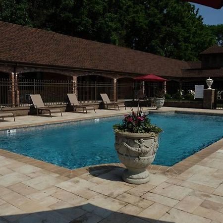 Chalet Inn & Suites Centerport Luaran gambar