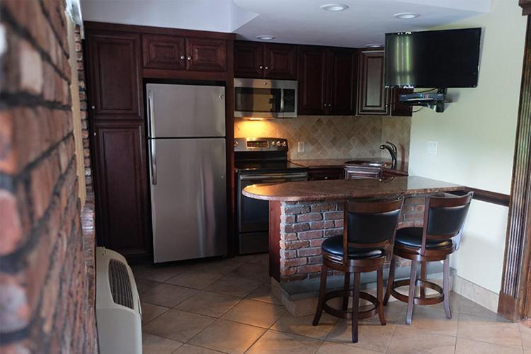 Chalet Inn & Suites Centerport Luaran gambar
