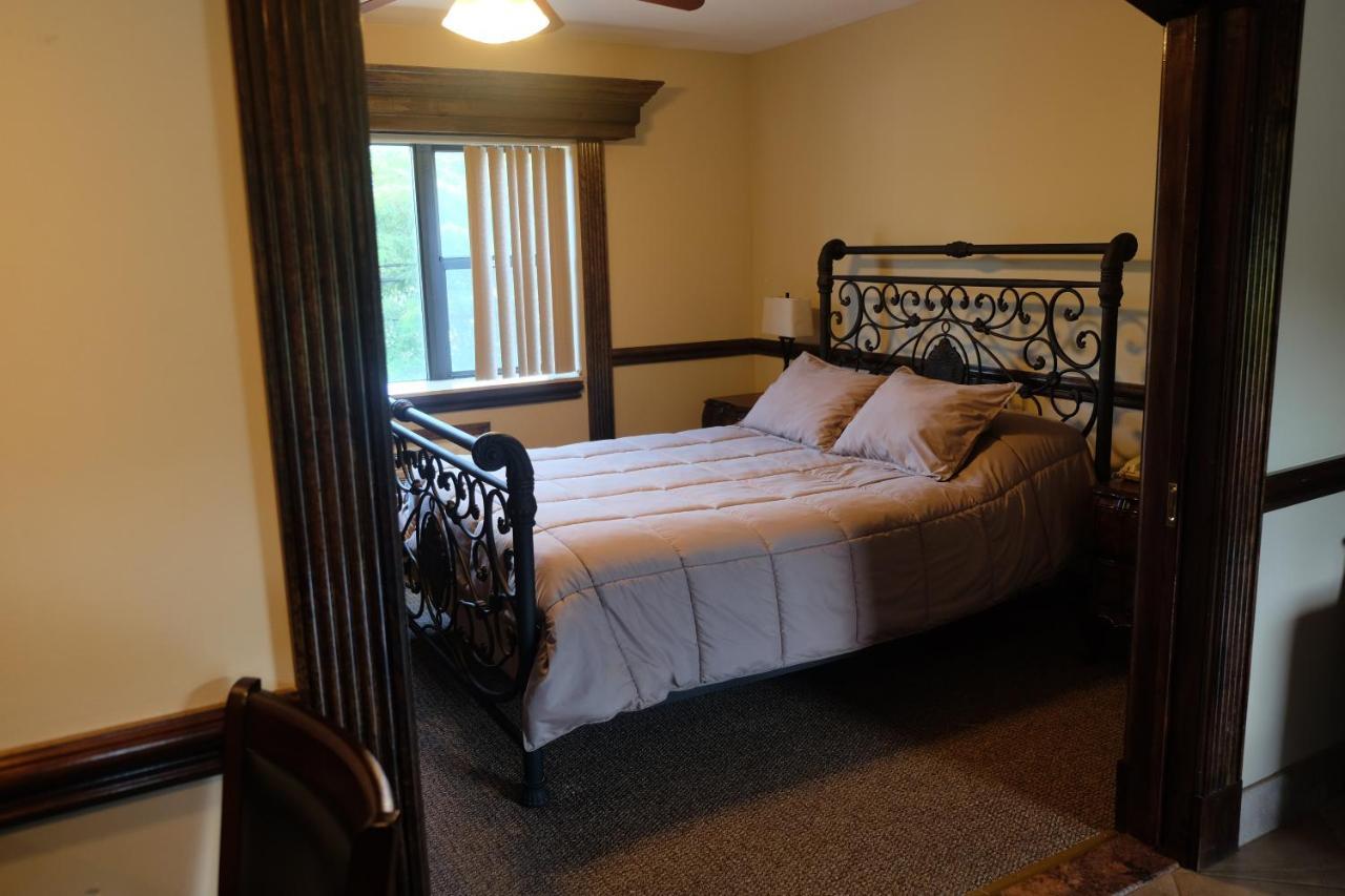Chalet Inn & Suites Centerport Luaran gambar