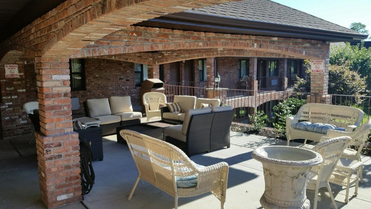Chalet Inn & Suites Centerport Luaran gambar
