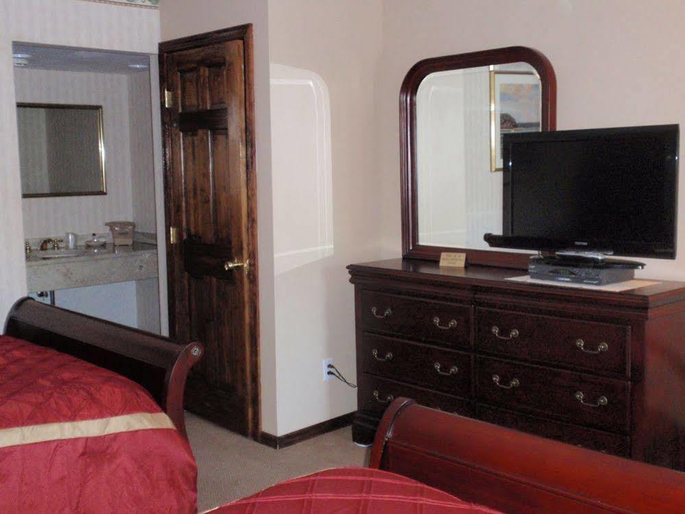 Chalet Inn & Suites Centerport Luaran gambar