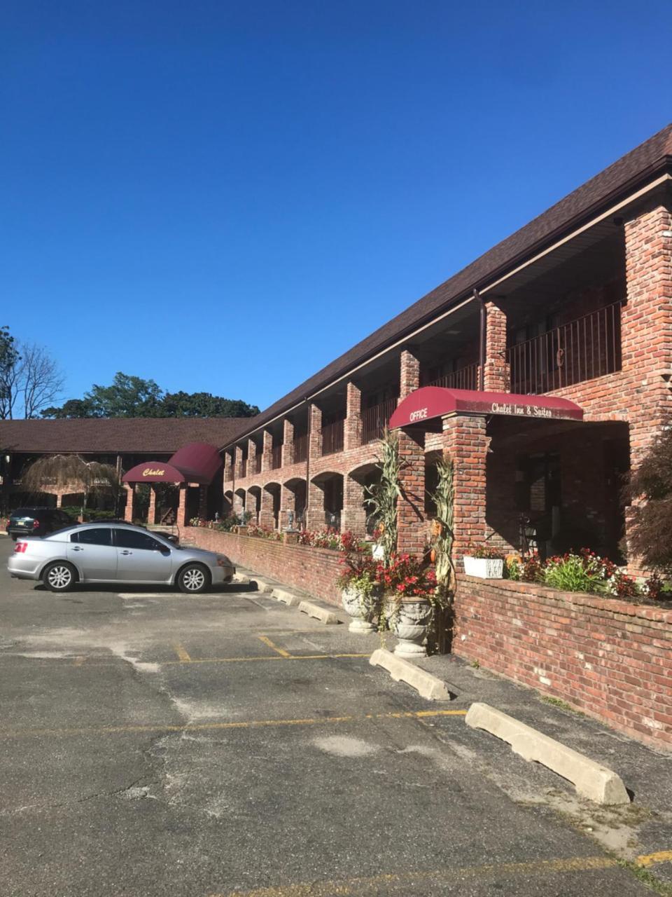 Chalet Inn & Suites Centerport Luaran gambar